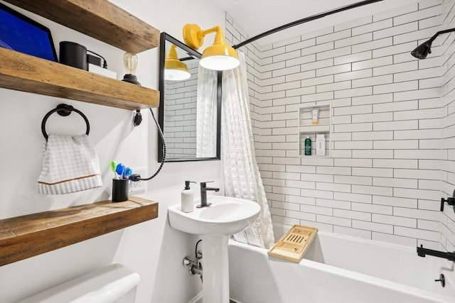 bathroom featuring shower / tub combo