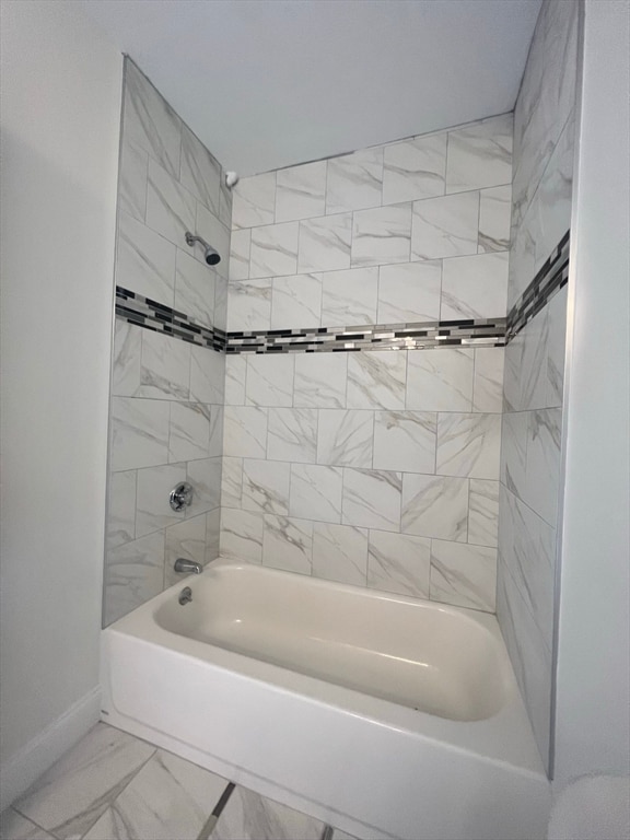 bathroom with tiled shower / bath combo