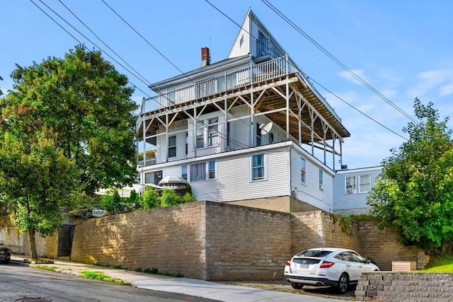 view of front of home featuring a balcony