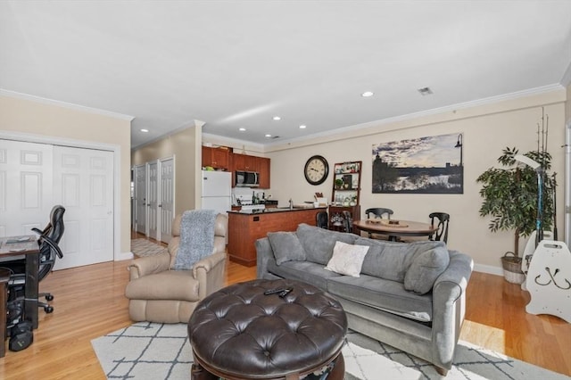 living area with recessed lighting, baseboards, light wood-style flooring, and ornamental molding