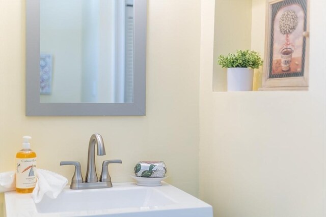 bathroom featuring a sink