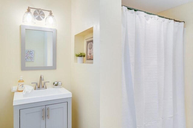 full bath featuring vanity and a shower with curtain