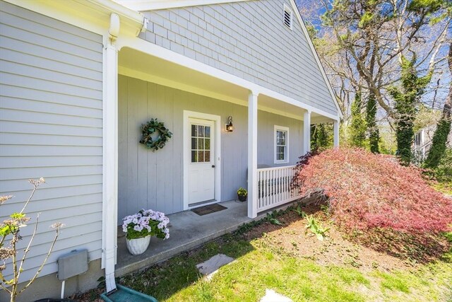 property entrance featuring a porch