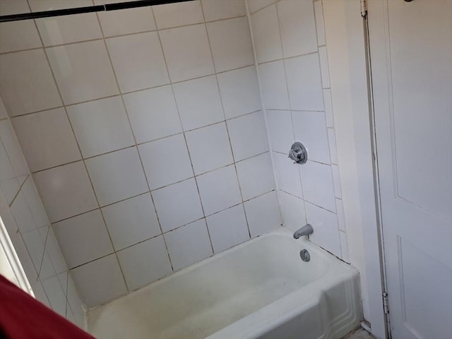 bathroom with tiled shower / bath