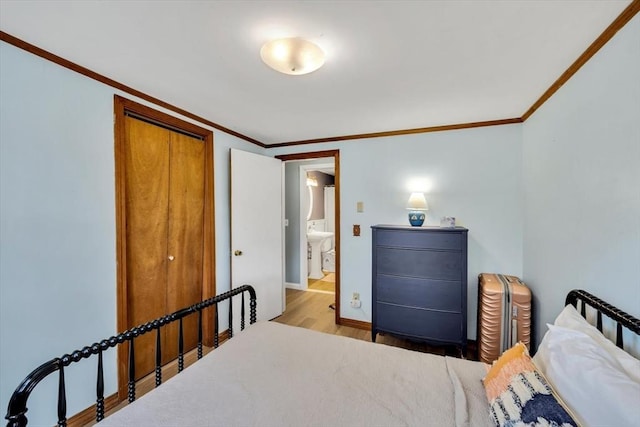 bedroom with crown molding, wood finished floors, and baseboards