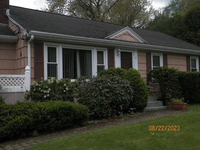 7 Maple Ln, Millbury, MA 01527 - view of front facade with a shingled roof