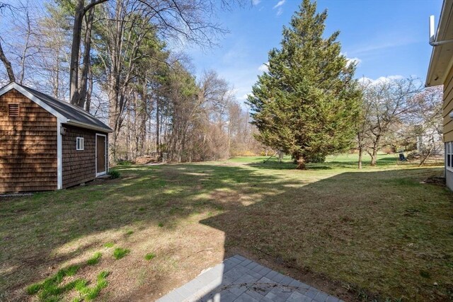 view of yard featuring an outbuilding