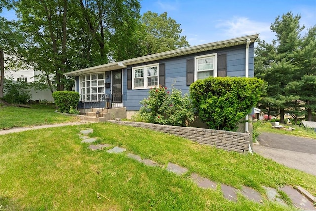 140 W Mountain St, Worcester, MA 01606 - view of front of house with a front lawn