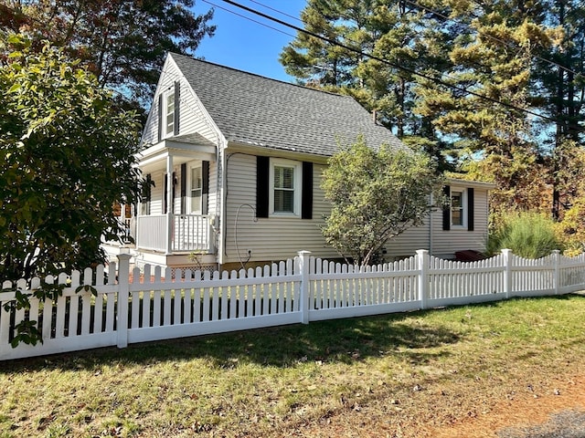 view of front facade featuring covered porch and a front yard