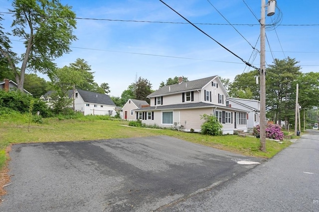 12 Temple Ave, Hudson, MA 01749 - view of front facade featuring a chimney and a front lawn