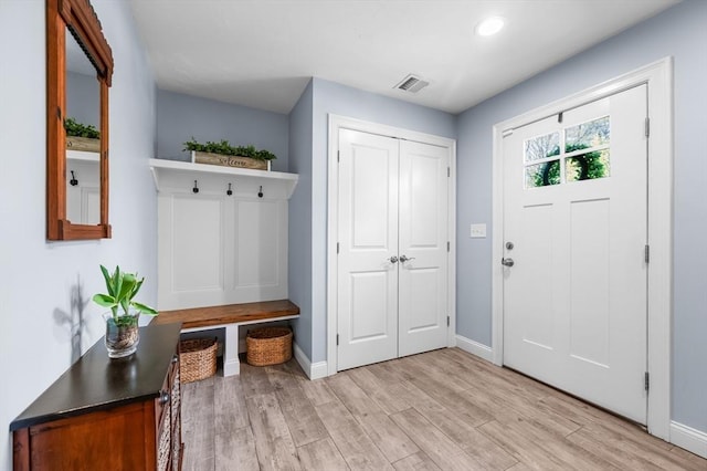mudroom with baseboards, light wood-type flooring, visible vents, and recessed lighting