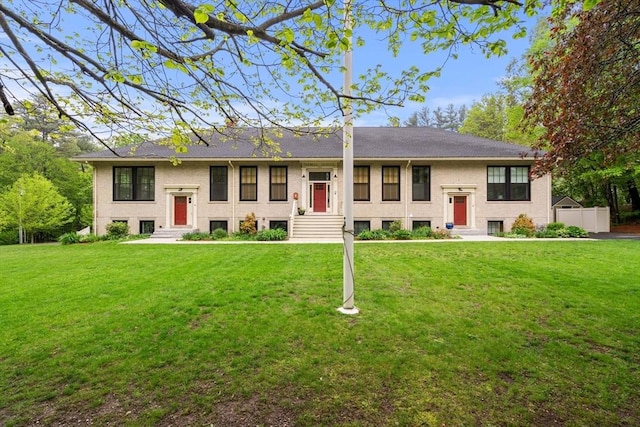 bi-level home with entry steps and a front yard