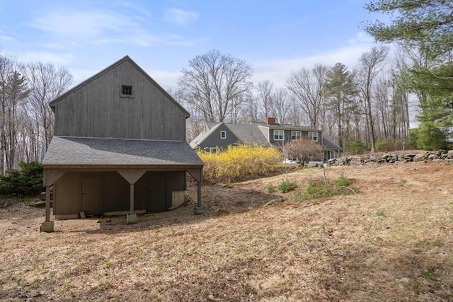 view of yard featuring an outbuilding