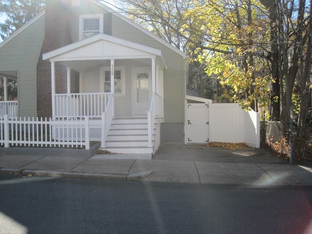 view of front of property featuring a porch