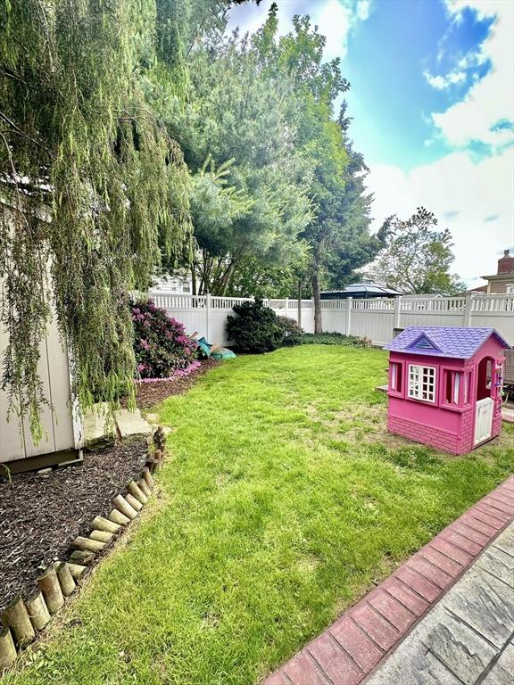 11 Moynan St, New Bedford, MA 02745 - view of yard