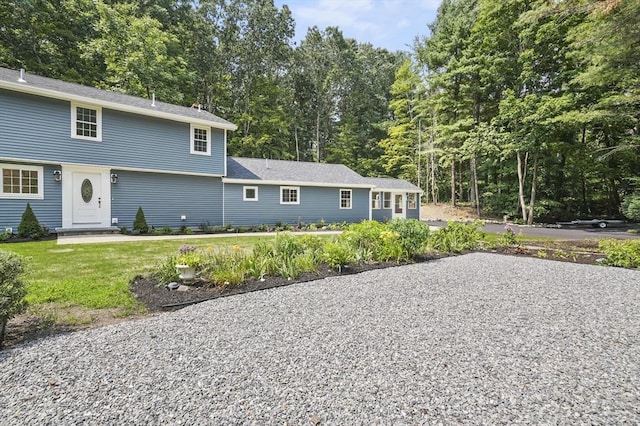 view of front of home featuring a front yard