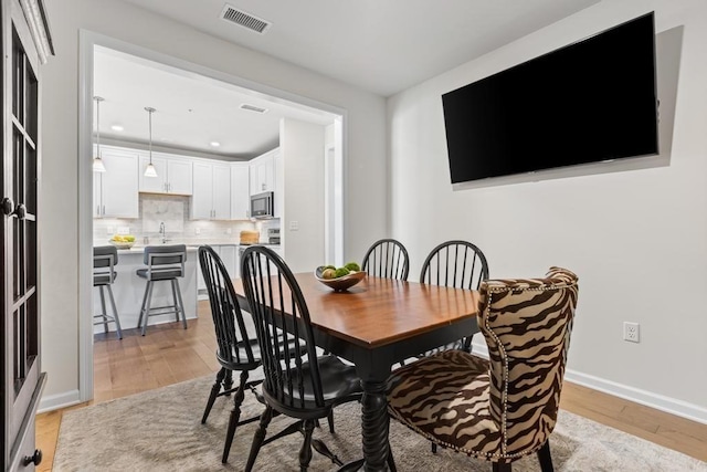 dining room featuring visible vents, recessed lighting, baseboards, and light wood-type flooring