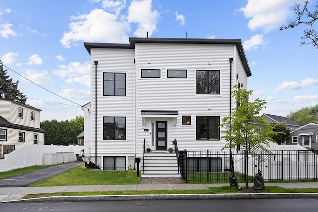 view of front of property featuring a fenced front yard
