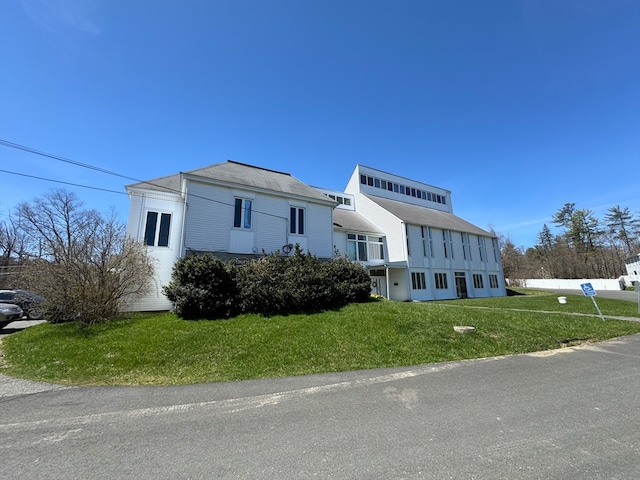 view of front of property featuring a front yard