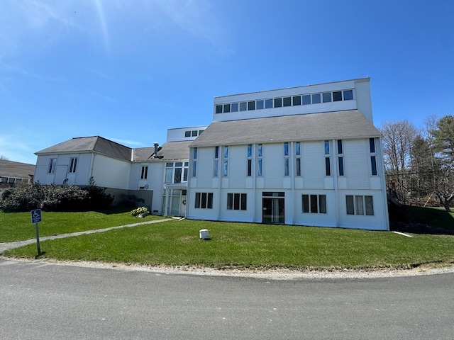 view of front facade featuring a front lawn