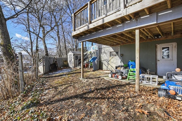 view of yard featuring a storage unit