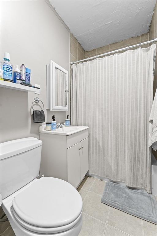 bathroom featuring a shower with curtain, vanity, and toilet