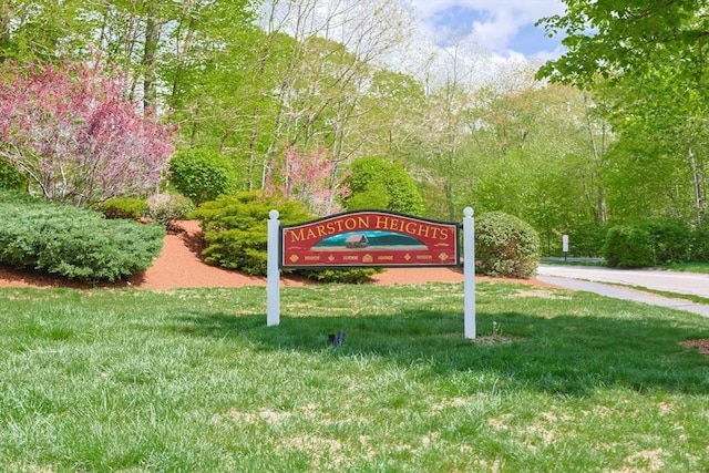 community sign with a yard