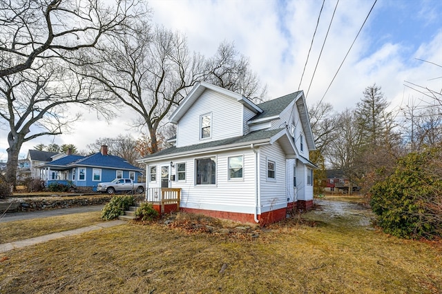 view of front property featuring a front lawn