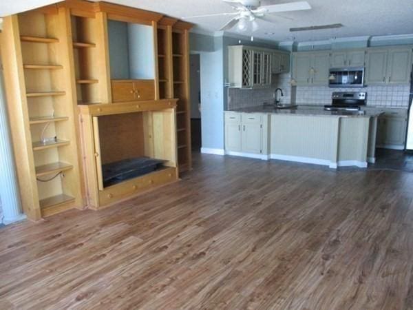 kitchen with ceiling fan, tasteful backsplash, appliances with stainless steel finishes, and dark wood finished floors