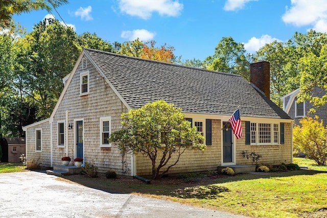 view of front of home featuring a front yard