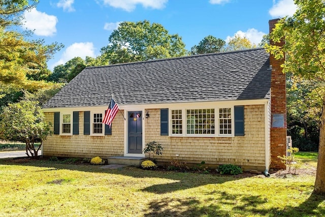 view of front of house featuring a front lawn