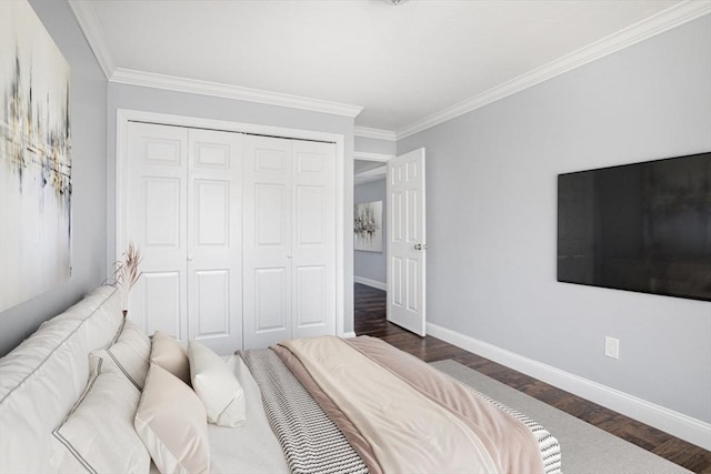 700 Shore Dr Unit 1106, Fall River, MA 02721 - bedroom with wood finished floors, ornamental molding, and a closet