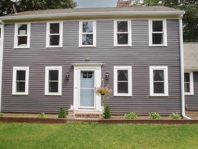 colonial inspired home featuring a front yard