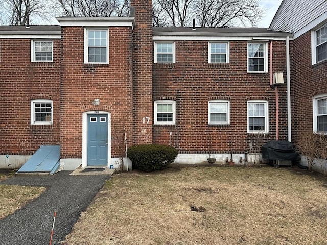 view of front of property with a front yard