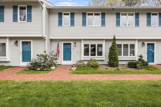 view of front of property featuring a front lawn