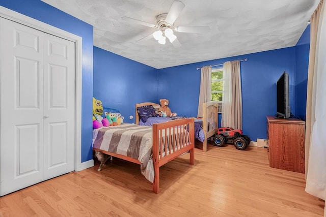 bedroom featuring wood finished floors, baseboards, and ceiling fan