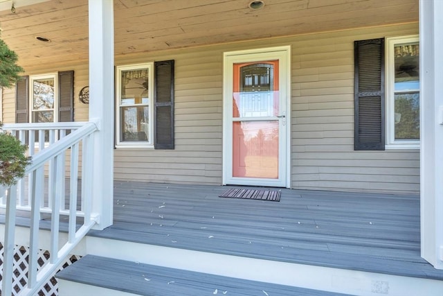 property entrance featuring a porch