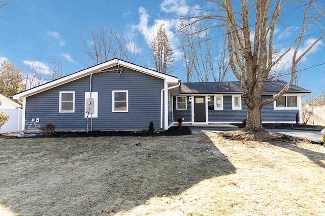 ranch-style house featuring a front yard