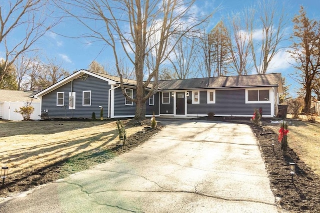 ranch-style house featuring a front lawn