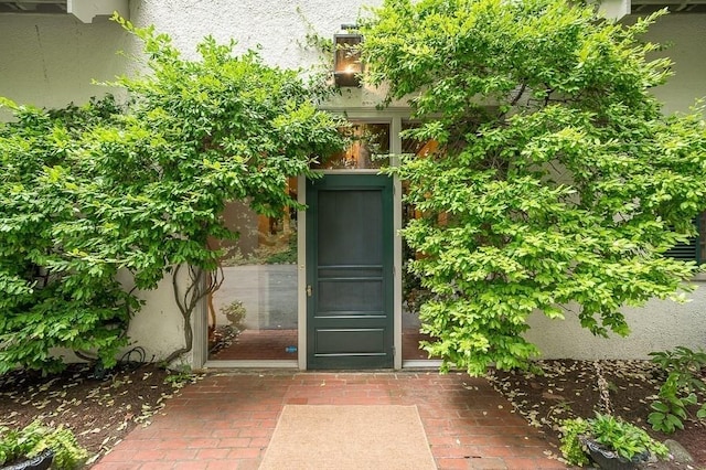 4 Dexter Ln, Manchester, MA 01944 - entrance to property featuring stucco siding