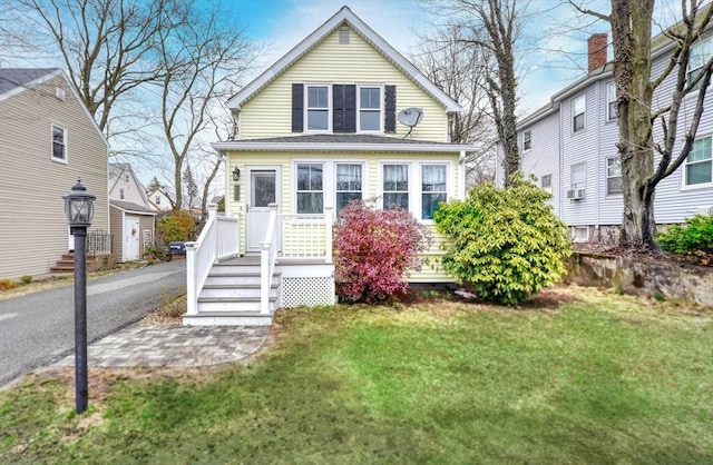 view of front of property featuring a front yard