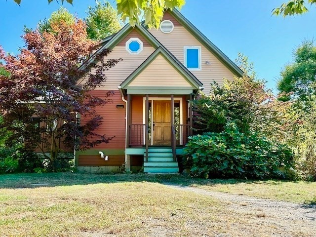 view of front facade with a front yard