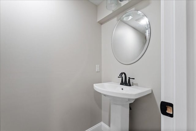 bathroom featuring a sink and baseboards