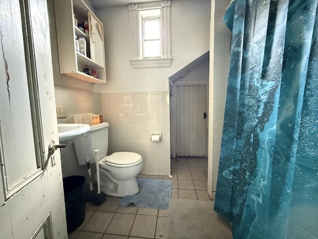 19 Davis St, Woburn, MA 01801 - full bath featuring tile patterned flooring, toilet, wainscoting, tile walls, and curtained shower