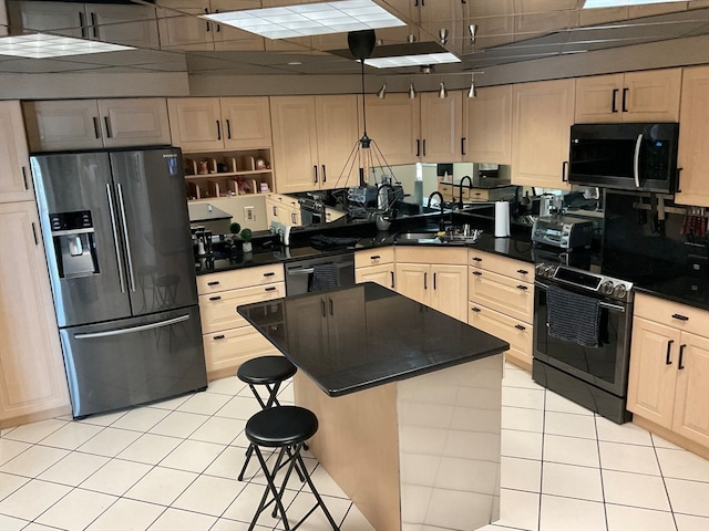 kitchen featuring sink, appliances with stainless steel finishes, a kitchen bar, light tile patterned floors, and a center island