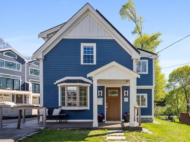 modern inspired farmhouse with board and batten siding and a front yard