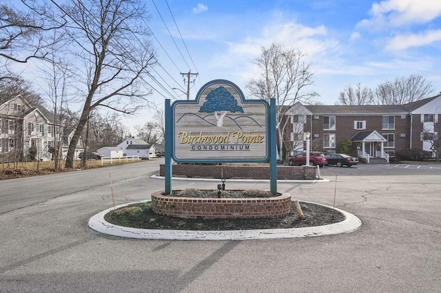 community sign featuring a residential view