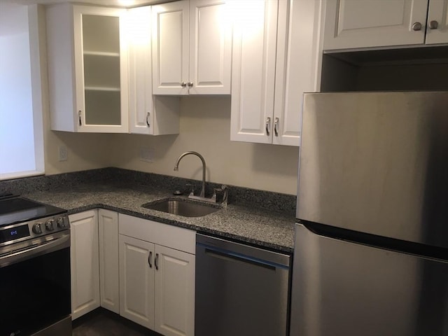 881 Main St Unit U10, Walpole, MA 02081 - kitchen featuring stainless steel appliances, white cabinets, and glass insert cabinets