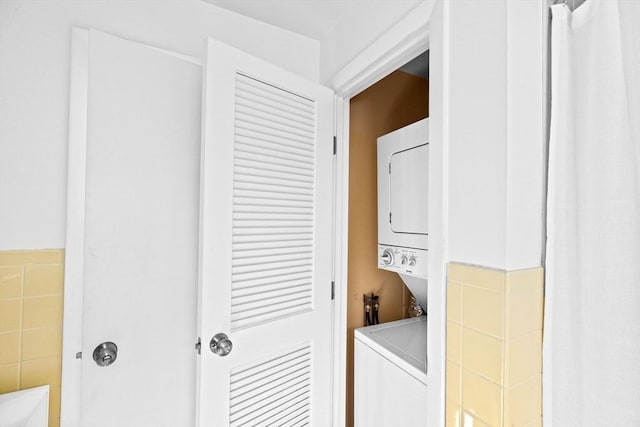 154 Mann Lot Rd, Scituate, MA 02066 - clothes washing area with stacked washer / dryer