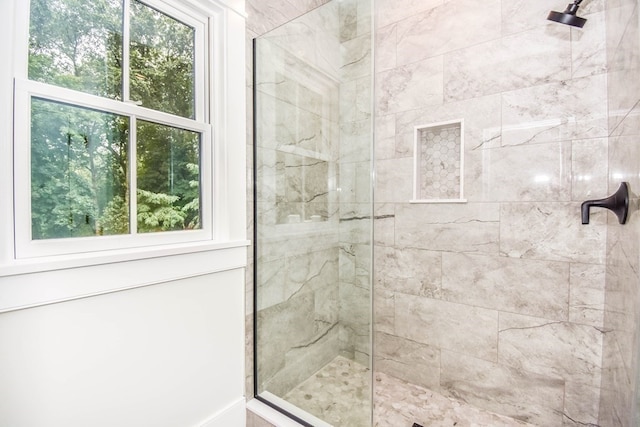 bathroom featuring a tile shower